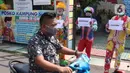 Komunitas badut tangerang raya (Batara) bersama kelurahan Larangan Selatan melakukan sosialisai pembatasan sosial bersekala besar (PSBB) di Tangerang, Kamis (16/4/2020). Mulai tanggal 18 april mendatang Tangerang Raya akan melakukan PSBB hingga 3 mei. (Liputan6.com/Angga Yuniar)