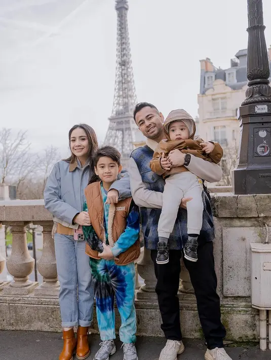 Sebelumnya, Raffi dan Gigi juga menyempatkan untuk melakukan sesi photoshoot sederhana bersama Rafathar Malik Ahmad dan Rayyanza Malik Ahmad. [Instagram/raffinagita1717]