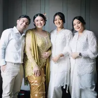 Fadil Jaidi dengan textured shirt warna putih yang dipadukan long pants warna beige. [@imagenic]