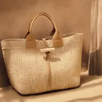 Untuk tahun ketiga berturut-turut, Longchamp bekerja sama dengan organisasi nirlaba Anaka, menghadirkan koleksi khusus yang menyoroti keahlian para perajin perempuan dari Madagaskar. [Dok/Longchamp].