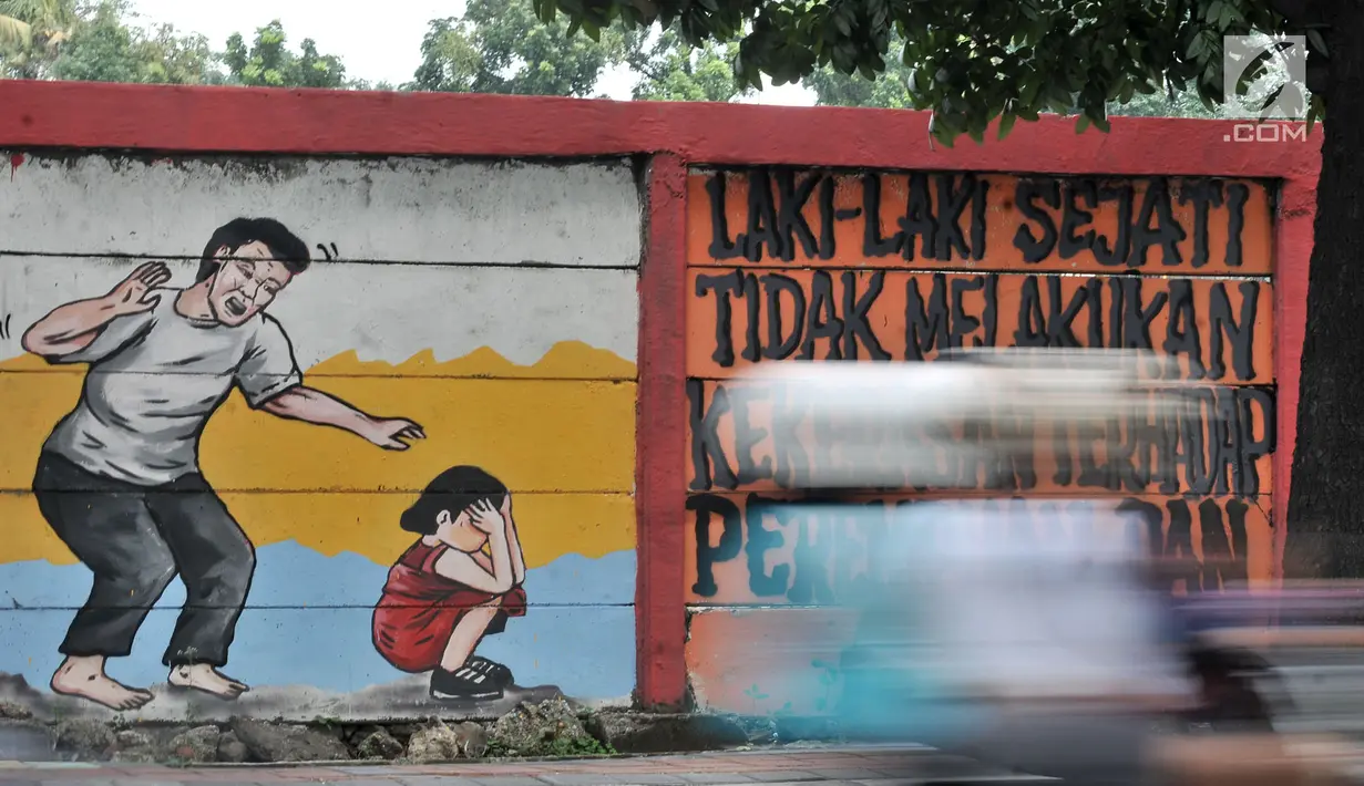 Pengendara melintasi mural bertema 'Tolak Kekerasan Perempuan dan Pelecehan Seksual' di kawasan Jatinegara, Jakarta, Senin (17/12). Mural tersebut dibuat untuk meningkatkan kesadaran akan ancaman bahaya pelecehan seksual. (Merdeka.com/Iqbal S. Nugroho)