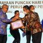 Arief Wismansyah hingga Ridwan Kamil sabet penghargaan pimpinan daerah terpopuler. (Liputan6.com/Pramita Tristiawati)