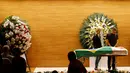 Pelayat sedang memberikan penghormatan terakhir kepada jenazah mantan pemain sepak bola Brasil Carlos Alberto, di Rio de Janeiro, Brasil (25/10). Alberto meninggal pada usia 72 setelah mengalami serangan jantung. (Reuters/ Ricardo Moraes)