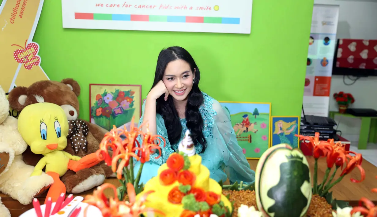 "Nenek kanker ovarium, di stadium 3. 2013, Februari (meninggal). Makanya sekarang apapun yang berhubungan dengan kanker, saya ikut semuanya (kampanye). Saya ga harus bantu secara materi," ujar Elvira Devinamira. (Nurwahyunan/Bintang.com)