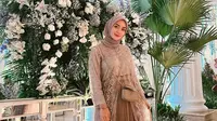 5 Pilihan Model Dress Kondangan Hijab, dari Dian Ayu Lestari hingga Alyssa Soebandono