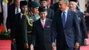 Usai upacara penyambutan kedatangan di Kuala Lumpur (26/4/2014), Presiden AS, Barack Obama terlihat berjalan bersama Raja Malaysia Abdul Halim Muadzam Shah dari Kedah (kiri). (REUTERS/Larry Downing)