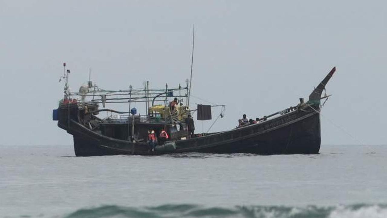 TNI AU Deteksi Lima Kapal Pengungsi Rohingya di Laut Aceh