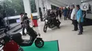 Pengunjung melihat motor modifikasi saat dikendarai dalam pemeran IIMS Motobike Expo 2019 di Istora Senayan, Jakarta, Jumat (29/11/2019). IIMS Motobike Expo 2019 digelar pada 29 November-1 Desember 2019. (Liputan6.com/Faizal Fanani)