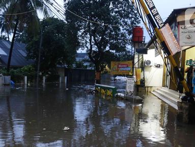 Kondisi banjir yang melanda Jalan Pondok Karya, Jakarta, Rabu (4/1/2023). Hujan deras yang terjadi pada Rabu sore membuat Kali Mampang meluap hingga menyebabkan banjir di kawasan tersebut dengan ketinggian bervariasi mulai dari 40 hingga 60 cm. (Liputan6.com/Herman Zakharia)