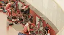Sejumlah atlet memperbaiki sepeda saat menggelar latihan di Jakarta Internasional Velodrome, Jakarta, Selasa (31/7/2018). Menpora berharap para atlet dapat berprestasi di Asian Games 2018. (Bola.com/M Iqbal Ichsan)