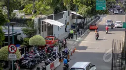 Aktivitas di depan kedubes Australia tampak normal terkait penarikan duta besar Australia untuk Indonesia, tidak ada pengamanan yang mencolok, Jakarta, Kamis. (30/4/2015). (Liputan6.com/Faizal Fanani)