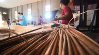 Perajin rotan di Kampung Long Bagun Ilir, Kecamatan Long Bagun, Kabupaten Mahakam Ulu sedang memilah rotan untuk diolah menjadi barang bernilai ekonomis.