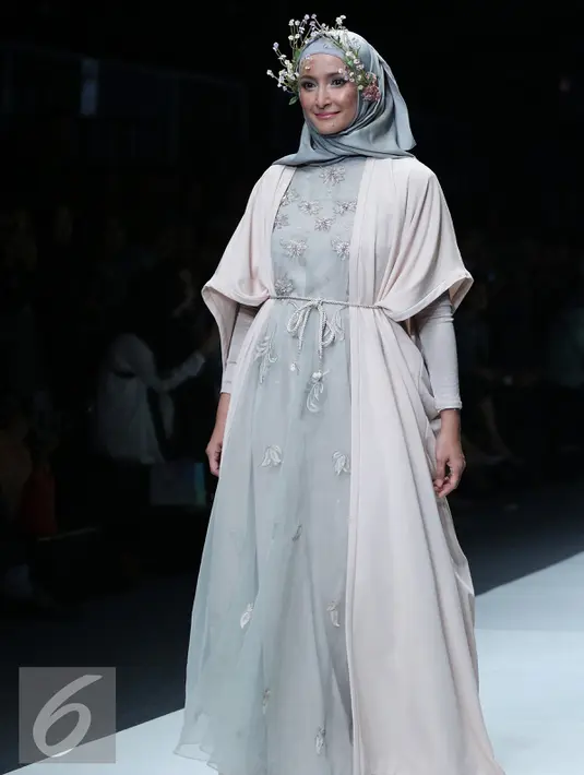 Model membawakan busana Wardah Cosmetik  rancangan Dian Pelangi  pada hari kedua Jakarta Fashion Week (JFW) 2016 di Jakarta, (25/10/2015). Desainer muda tersebut memamerkan busana sporty yang kekinian dan bernuansa playfull. (Liputan6.com/Herman Zakharia)