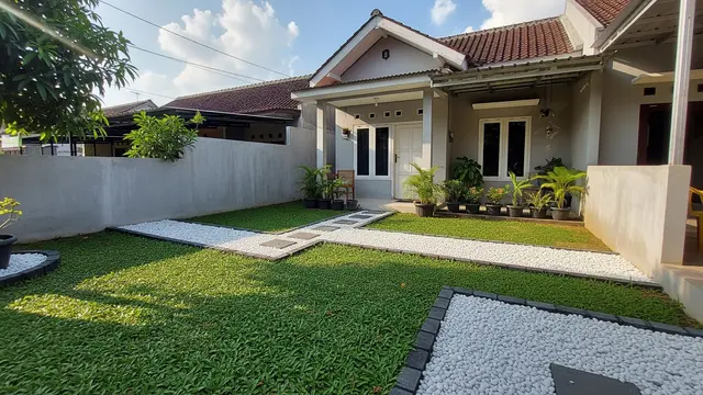 Inspirasi Halaman Rumah dengan Batu Kerikil Putih Model dengan Kombinasi Rumput