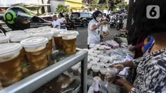 Pembeli membeli menu berbuka puasa atau takjil jelang waktu berbuka puasa di kawasan Radio Dalam, Jakarta Selatan, Senin (4/4/2022). Pedagang musiman yang menjual aneka takjil memanfaatkan momen bulan suci Ramadhan 1443 H. (Liputan6.com/Johan Tallo)