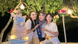Kebersamaan Ayu Ting Ting dengan anaknya, Nilqis Khumairah razak di hari ultah danh ibunda. (Foto: Instagram/ ayutingting92)