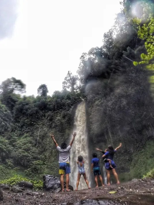 Untuk sampai ke lokasi air terjun, beberapa tantangan harus dihadapi bersama dengan keluarganya. Setidaknya menyebrangi tujuh sungai dengan arus cukup deras. (Instagram/widimulia)