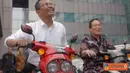 Citizen6, Jakarta: Dirut PLN, Dahlan Iskan didampingi Direktur Operasi Indonesia Barat PLN, Moch. Harry Jaya Pahlawan sedang melakukan uji coba kendaraan motor listrik di halaman PLN Kantor Pusat, Jakarta, Jum'at (8/4). (Pengirim: Agus)
