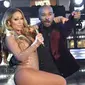 Mariah Carey dan penari latarnya (Sacramento Bee)