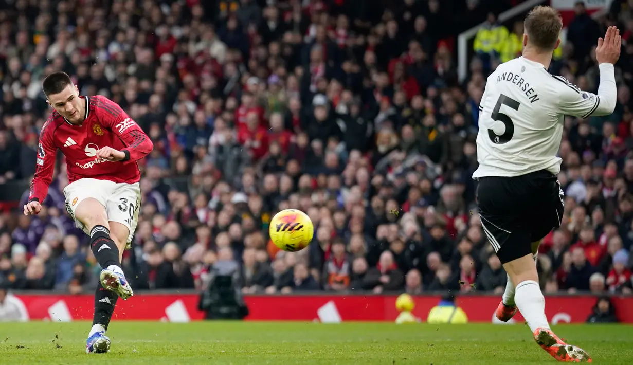 Tendangan Benjamin Sesko yang menjadi penentu kemenangan Manchester United atas Fulham di Old Trafford, Minggu (1/2/2026) malam WIB. (AP Photo/Dave Thompson)