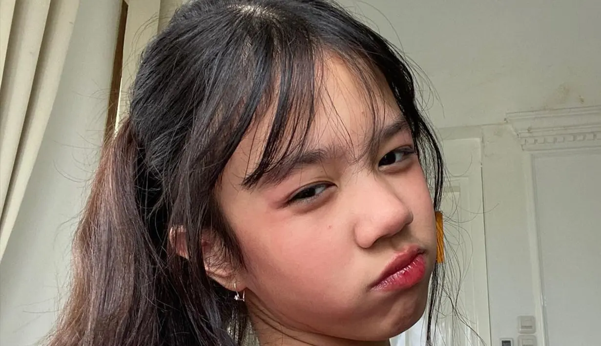 Dengan polesan makeup tipis sesuai dengan usianya dan ditambah dengan lipgloss merah, Safeea Ahmad ramai dipuji. Rambut yang diikat kuncir kuda dengan poni dan juntaian rambut kiri kanannya, membuat adik sambung Al Ghazali ini makin cantik. Seiring dengan bertambahnnya usianya, gadis kelahiran 16 Februari 2011 ini disebut makin mirip dengan ibundanya. (Liputan6.com/IG/@shafeeamd_)