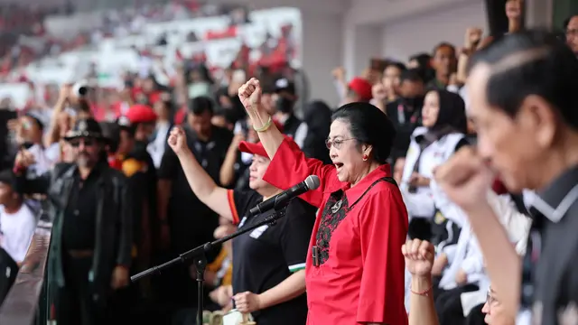 Ketua Umum PDIP Megawati Soekarnoputri di acara kampanye akbar Ganjar-Mahfud bertajuk Konser Salam Metal di Stadion Utama Gelora Bung Karno (GBK), Jakarta, Sabtu (3/2/2024). (Liputan6.com/Ady Anugrahadi)