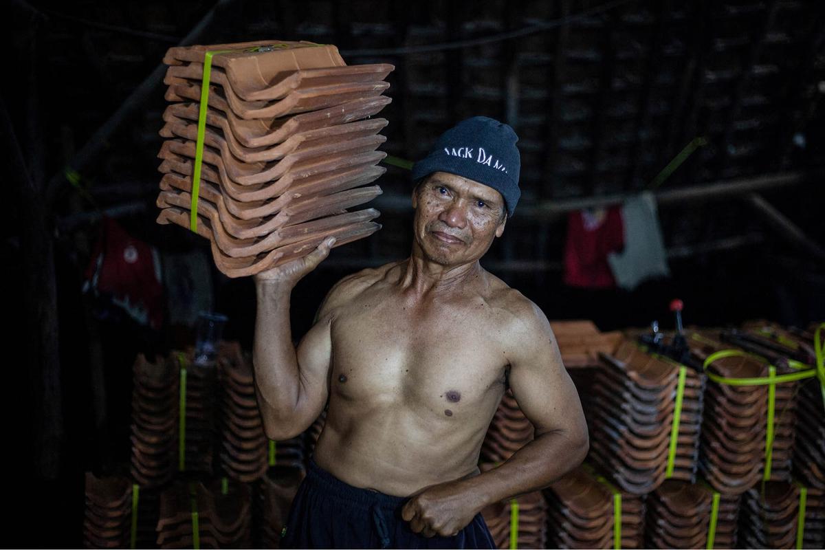 FOTO: Binaraga Genteng: Aksi Pekerja Jatiwangi Pamer Otot demi Selamatkan Tradisi