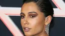 Aktris Naomi Scott berpose saat menghadiri pemutaran perdana film "Charlie's Angels" di teater Regency di Westwood, California (11/11/2019). Di film ini Naomi Scott berperan sebagai Elena Houghlin. (AFP/Jean-Baptiste Lacroix)