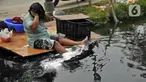 Warga mandi di Kali Cilemahabang yang menghitam di kawasan Karangbahagia, Kabupaten Bekasi, Jawa Barat, Selasa (7/9/2021). Warga memanfaatkan aliran Kali Cilemahabang yang menghitam dan mengeluarkan bau tak sedap untuk mencuci baju hingga mandi. (Liputan6.com/ Herman Zakharia)