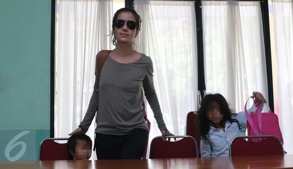 Sheila Marcia bersama putri pertama dan ketiganya mendatangi Komnas  Anak, Jakarta, Selasa (5/4). Kedatangan Sheila untuk meminta perlindungan agar ketiga anaknya tak menjadi korban dari kericuhan rumah tangga. (Liputan6.com/Herman Zakharia)