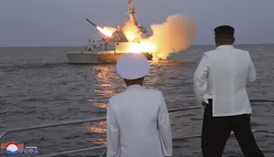 Pemimpin Korea Utara Kim Jong Un (kanan) mengamati uji coba rudal jelajah strategis pada hari Senin, 21 Agustus 2023.  (Korean Central News Agency/Korea News Service via AP)