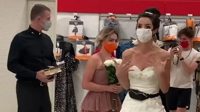 wanita datangi kantor kekasih sambil mengenakan baju pengantin