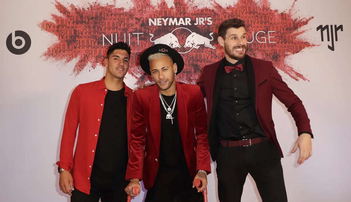 Pemain PSG, Neymar, berpose dengan rekan-rekannya saat merayakan pesta ulang tahun di Paris, Senin (4/1). Penyerang asal Brasil itu merayakan hari jadi yang ke-27 tahun dengan keadaan cedera. (AFP/Thomas Samson)