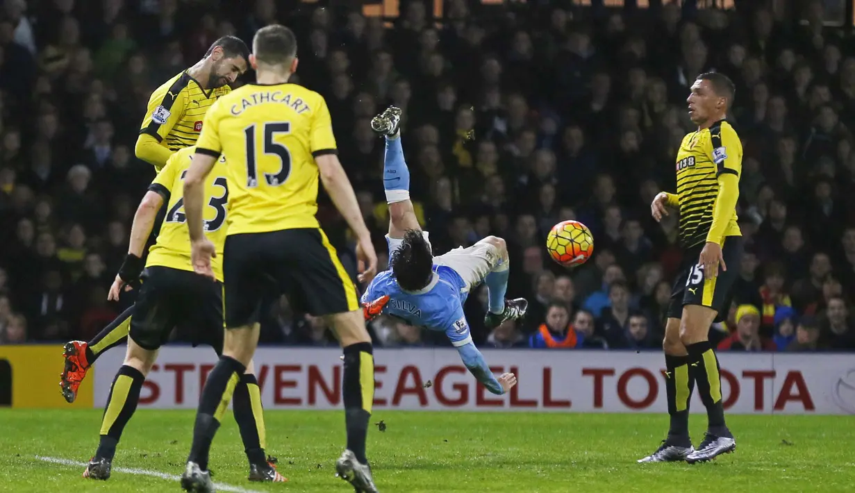 Pemain Manchester City, David Silva melakukan tendangan salto pada lanjutan Liga Premier Inggris di Stadion Vicarage Road, Inggris, Minggu (3/1/2016) dini hari WIB. Manchester City menang 2-1. (Reuters/Stefan Wermuth)