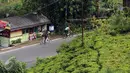 Pebalap sepeda, M Fadli (belakang) saat berlatih di jalan Raya Puncak Cianjur, Bogor, Kamis (23/2). Fokus latihan M Fadli saat ini adalah meningkatkan daya tahan pembalap. (Liputan6.com/Helmi Fithriansyah)