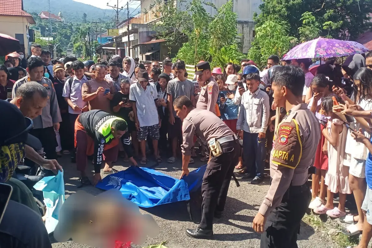 Polisi dan masyarakat saat melakukan evakuasi terhadap korban (Istimewa)