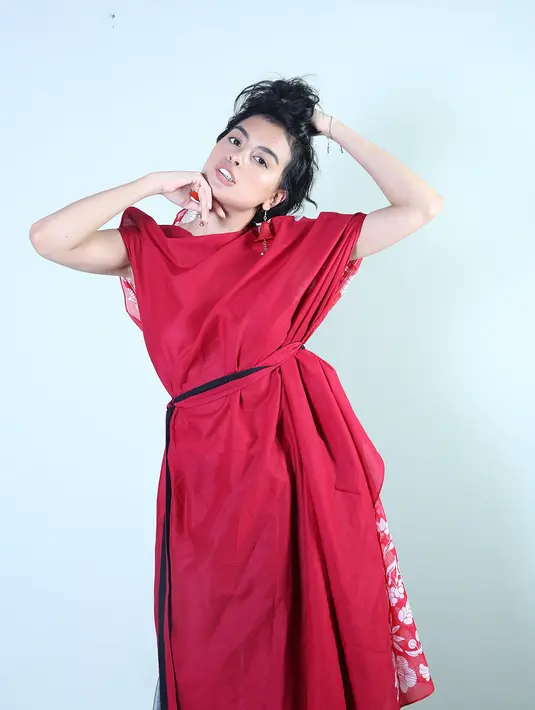 "Sekarang pengen bikin showcase karena album saya ini belum pernah saya adain showcase. Pengen intimate, simple, nggak mau yang terlalu grande," tambahnya. (Bambang E. Ros/Bintang.com)