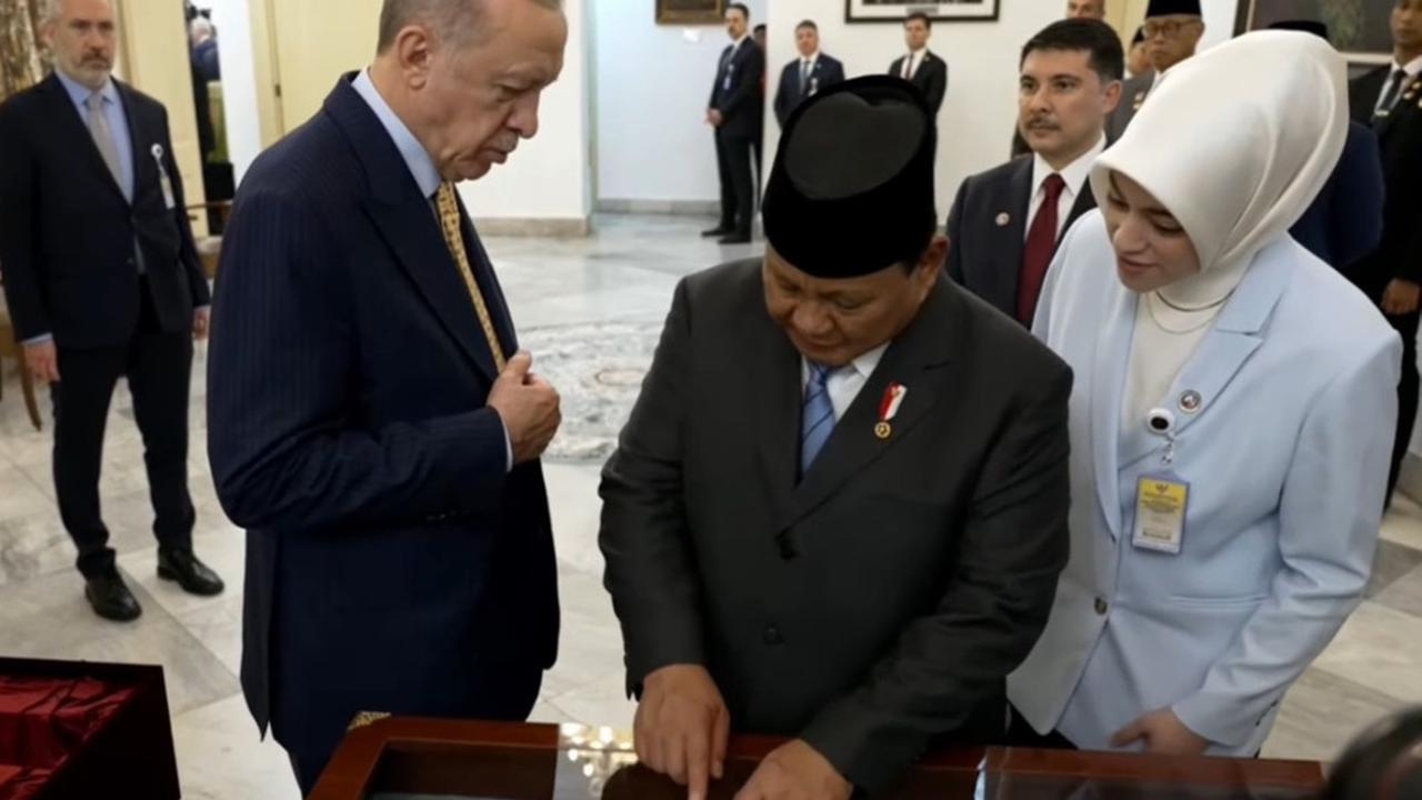 Momen Prabowo-Erdogan Bertukar Cenderamata, Ada Vas Bunga hingga Senapan Serbu