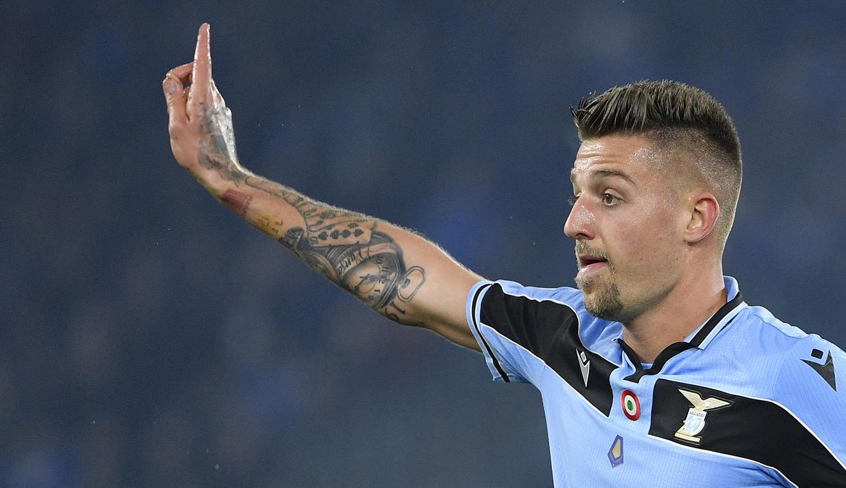Sergej Milinkovic-Savic. Gelandang Serbia berusia 27 tahun yang sejak awal musim 2015/2016 membela Lazio ini telah lama menjadi incaran Manchester United. Sejak musim 2018/2019 sang pemain selalu dikaitkan dengan ketertarikan Manchester United di tiap bursa transfer musim panas, namun nyatanya hingga kini kepindahannya tak pernah terwujud. (AFP/Filippo Monteforte)