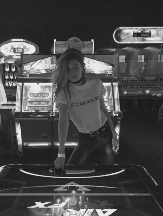 Gigi Hadid terlihat cantik dengan kaus putih pemberian Zayn Malik. Ia mengenakan kalung choker dan tatanan rambut berantakan. (viainstagram@zaynmalik/Bintang.com)