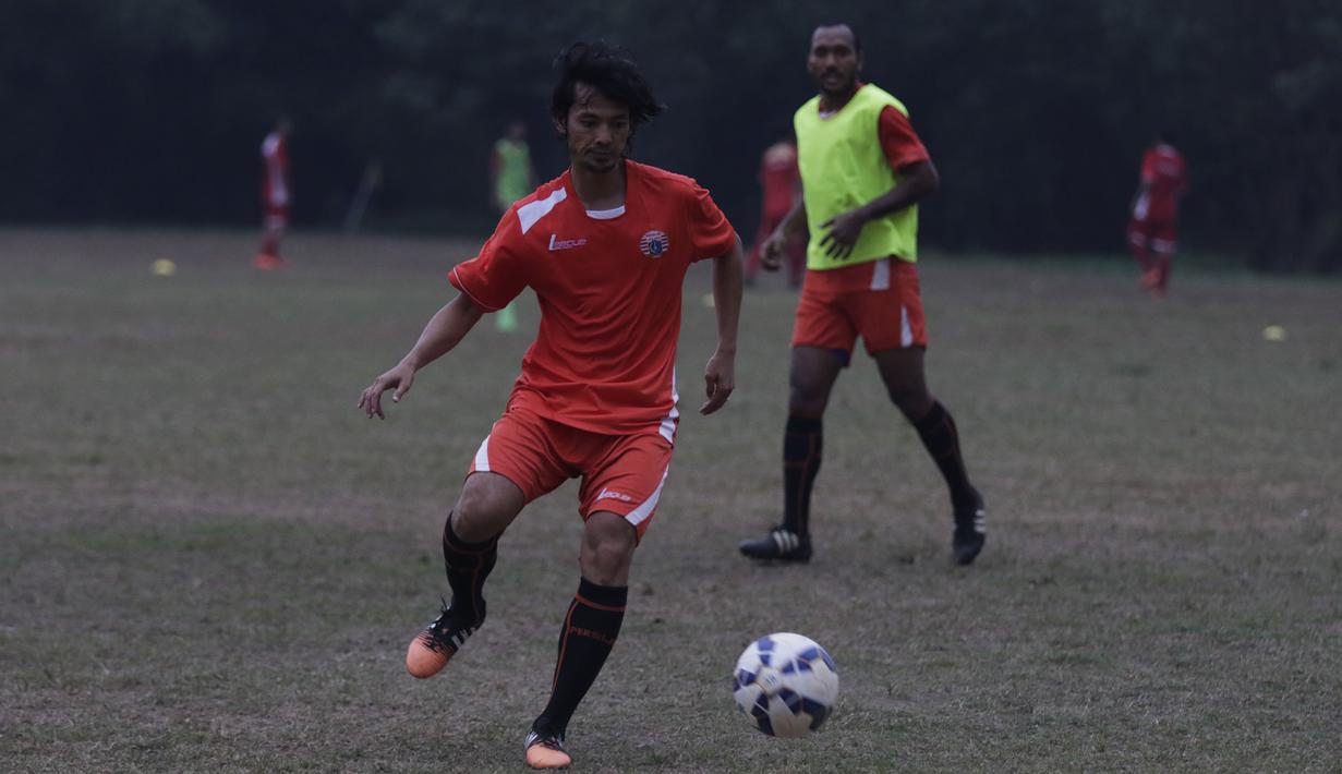 Pemain baru Persija, Ade Suhendra mengontrol bola saat latihan perdana jelang Piala Jenderal Sudirman di Lapangan National Youth Training Center, Sawangan, Depok, Jumat (30/10/2015). (Bola.com/Vitalis Yogi Trisna)