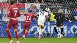 Pemain Inggris, Jude Bellingham, mencetak gol melalui tandukan kepala saat melawan Serbia pada laga Grup C Euro 2024 di Veltins Arena hari Senin (17/06/2024). (AP Photo/Thanassis Stavrakis)