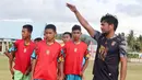 Ilham Udin Armiyn memberi instruksi kepada sejumlah anak peserta coaching clinic. (Bola.com/Okie Prabhowo)