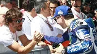 Keputusan Fernando Alonso (kiri) terjun di ajang Indy 500 menuai pujian dari bintang MotoGP, Jorge Lorenzo. (crash)