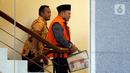 Bupati nonaktif Sidoarjo Saiful Ilah (kanan) menaiki tangga menuju ruang pemeriksaan di Gedung KPK, Jakarta, Jumat (6/3/2020). Saiful Ilah diperiksa sebagai tersangka untuk melengkapi berkas terkait dugaan menerima suap proyek infrastruktur di Dinas PUPR Kabupaten Sidoarjo. (merdeka.com/Dwi Narwoko)