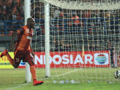 Ekspresi pemain Borneo FC, Boaz Solossa, setelah mencetak gol ketiga ke gawang Persib dalam laga leg pertama perempatfinal Piala Presiden 2015 di Stadion Segiri, Samarinda, Minggu (20/9/2015). (Bola.com/M. Ridwan)
