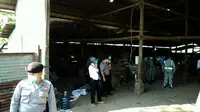 Aparat gabungan menyegel sebuah pabrik bulu ayam untuk pakan ternak di Kampung Bojong Larang, Sukamantri, Garut. (Liputan6.com/Jayadi Supriadin)