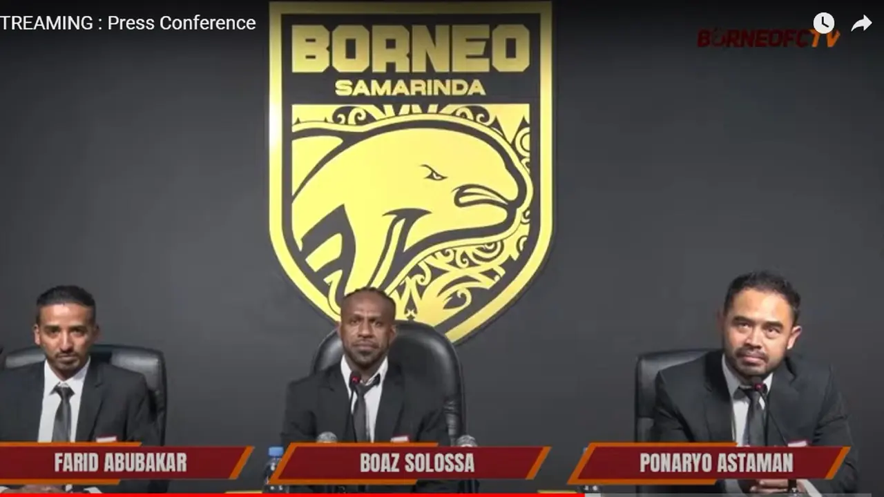 Manajer Borneo FC, Farid Abubakar (kiri), Boaz Solossa, dan COO Borneo FC, Ponaryo Astaman (kanan).