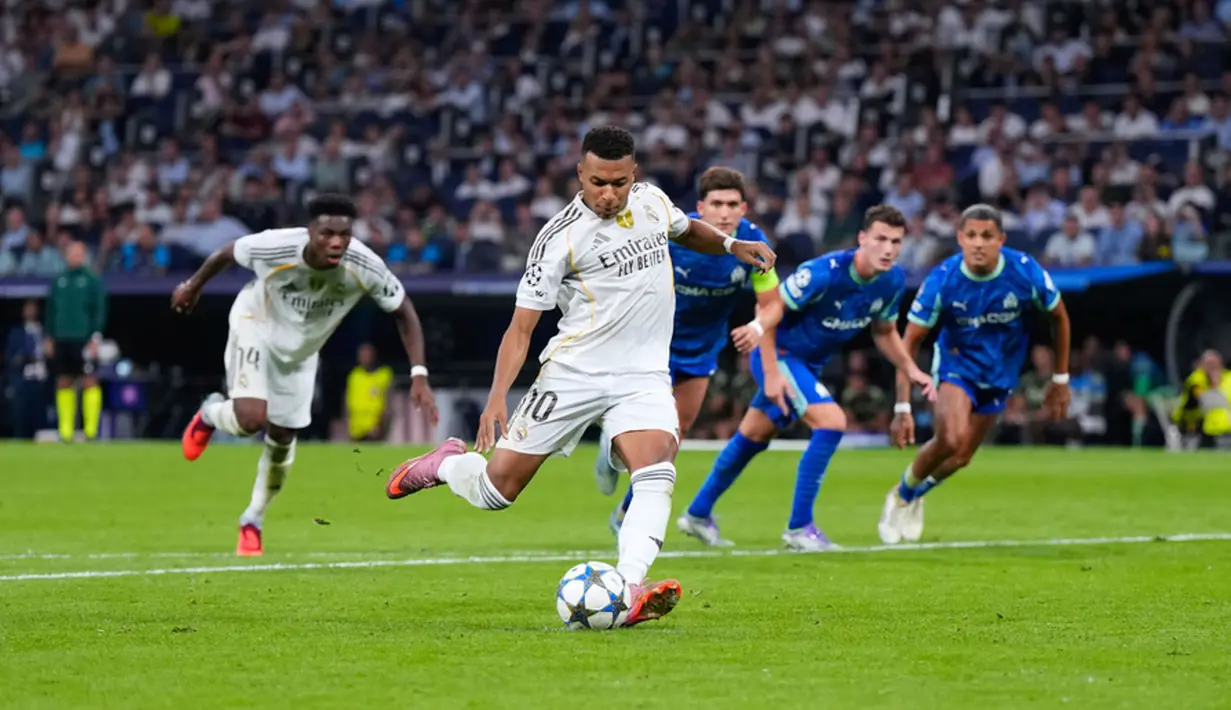 Pemain Real Madrid, Kylian Mbappe, melepaskan tendangan penalti ke gawang Marseille dalam laga matchday 1 League Phase Liga Champions 2025/2026 di Santiago Bernabeu, Rabu (17/9/2025) dini hari WIB. (AP Photo/Manu Fernandez)