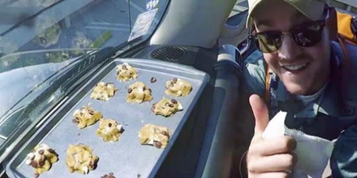 Pria ini bikin kue kering di tengah cuaca panas